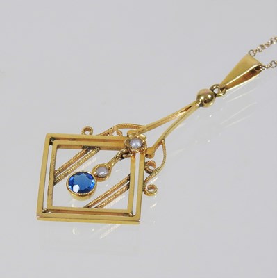 Lot 152 - A 9 carat gold Art Deco pendant necklace