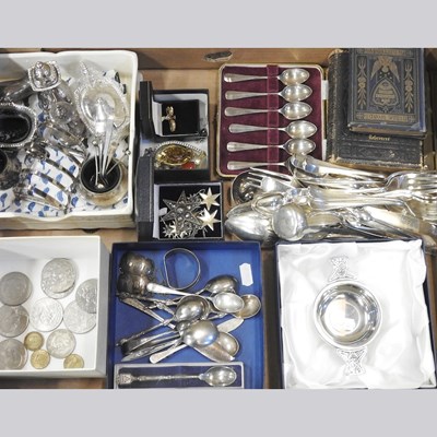 Lot 260 - A set of six silver teaspoons, cased, together...
