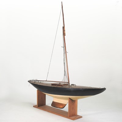 Lot 502 - A large early 20th century pond yacht