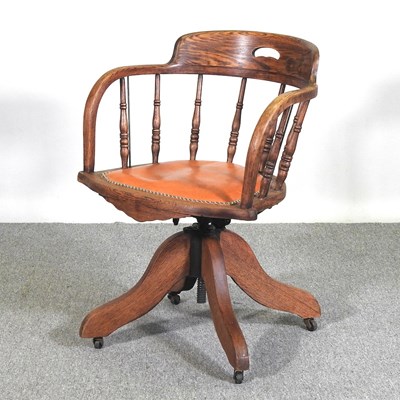 Lot 536 - An early 20th century oak swivel desk chair