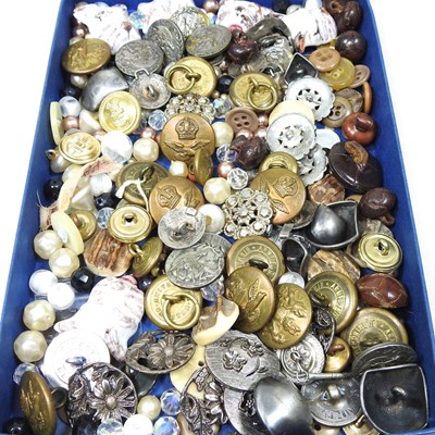 Lot 513 - A collection of military and other buttons