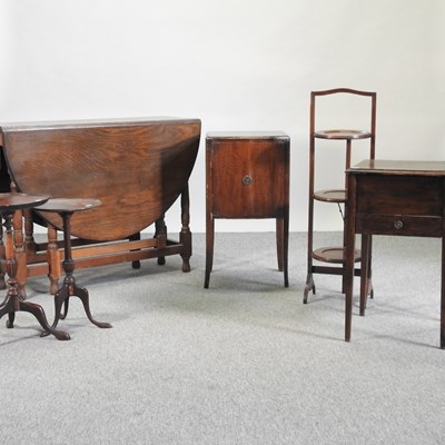 Lot 389 - An oak gateleg dining table