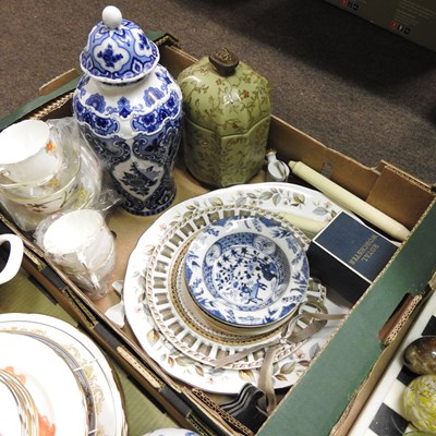 Lot 877 - A collection of decorative china, glass...
