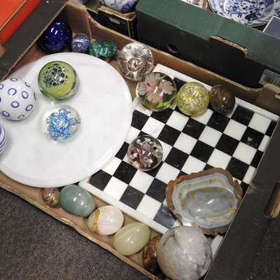 Lot 877 - A collection of decorative china, glass...