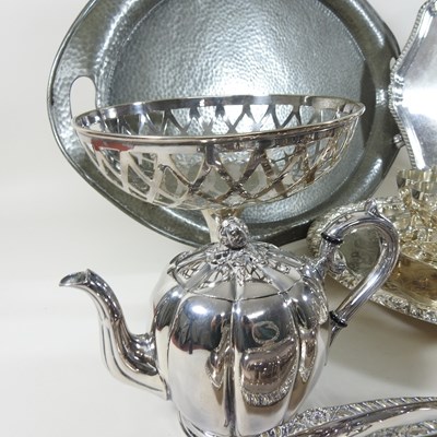 Lot 172 - A collection of silver plated items