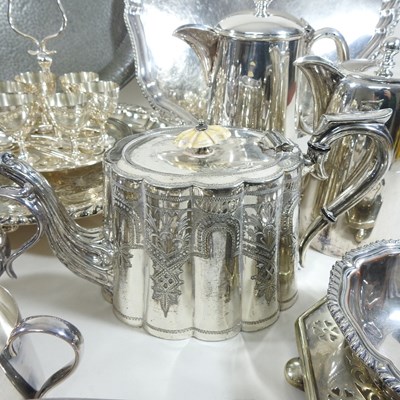 Lot 172 - A collection of silver plated items