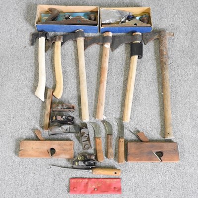 Lot 556 - A collection of hand tools