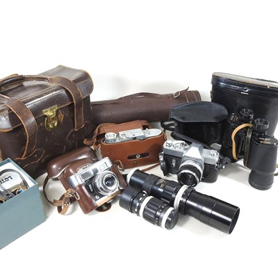 Lot 477 - A vintage Voigtlander Lanthar camera, cased,...