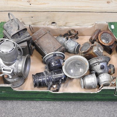 Lot 693 - A collection of vintage bicycle lamps