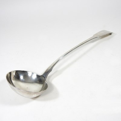 Lot 415 - A George III silver fiddle pattern serving...