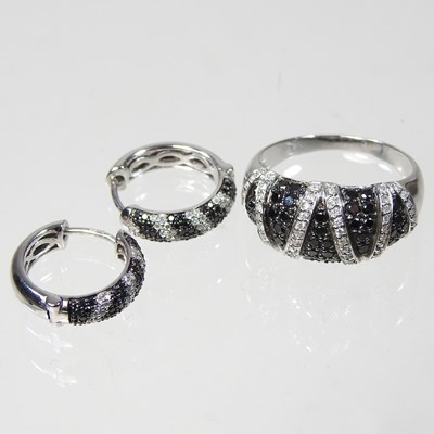 Lot 402 - A 9 carat white gold, black and white diamond...