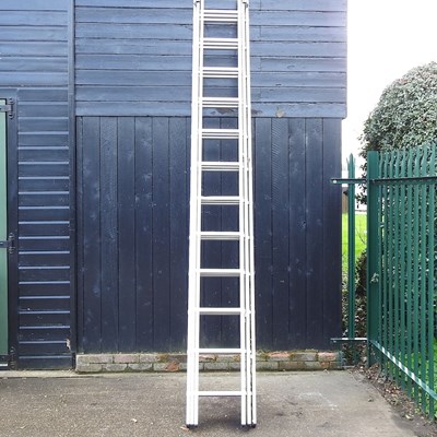 Lot 751 - An aluminium extending ladder