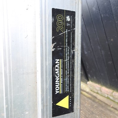 Lot 751 - An aluminium extending ladder