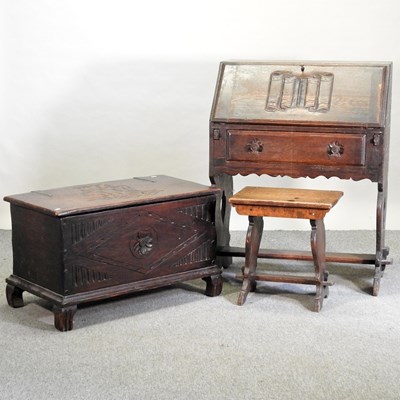 Lot 583 - An early 20th century oak blanket box