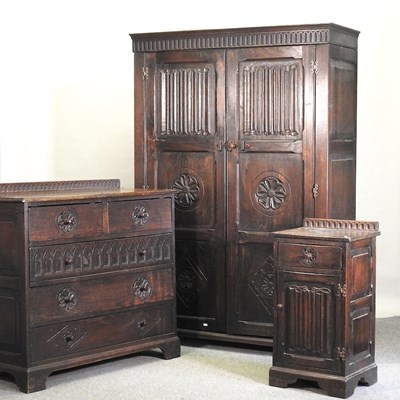 Lot 584 - An early 20th century carved oak bedroom suite