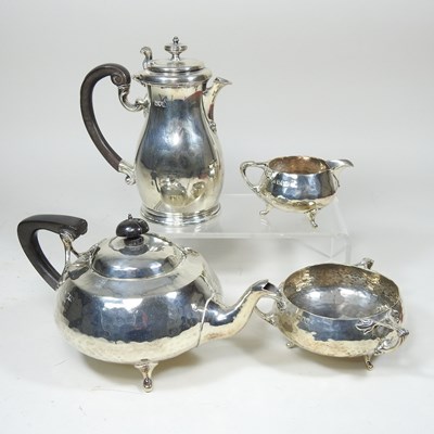 Lot 17 - An Edwardian Art Nouveau silver three piece...