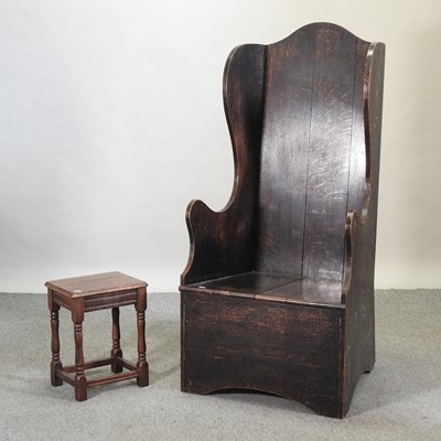 Lot 588 - An early 20th century oak lambing chair