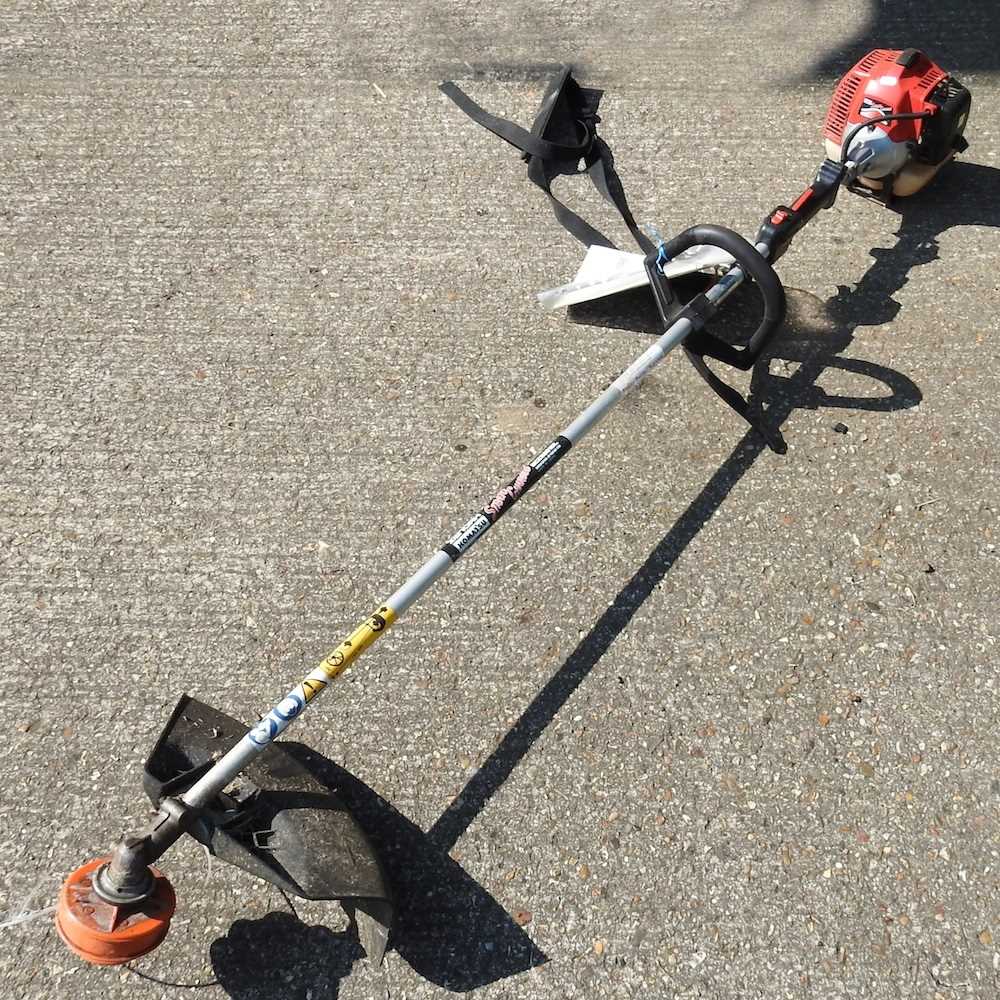 Lot 606 - A Komatsu Zenoah petrol strimmer