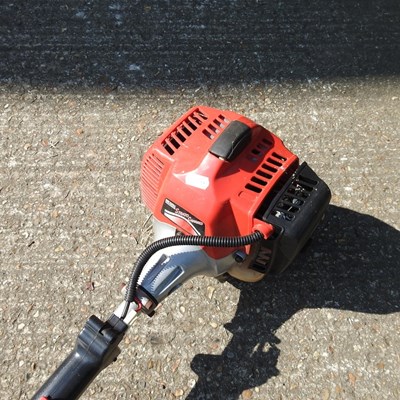 Lot 606 - A Komatsu Zenoah petrol strimmer