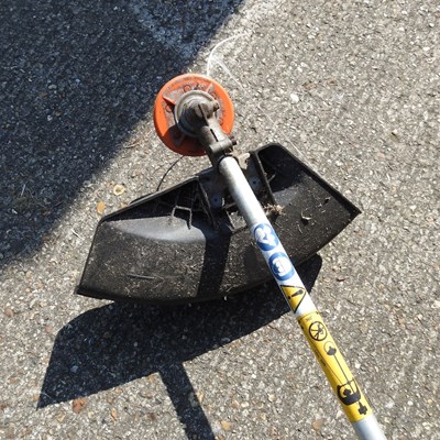 Lot 606 - A Komatsu Zenoah petrol strimmer