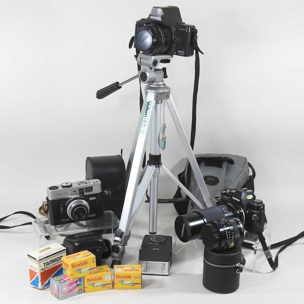Lot 91 - A collection of cameras and photography