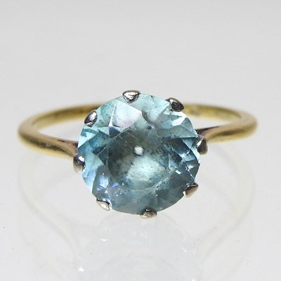 Lot 207 - An 18 carat gold round cut aquamarine single...