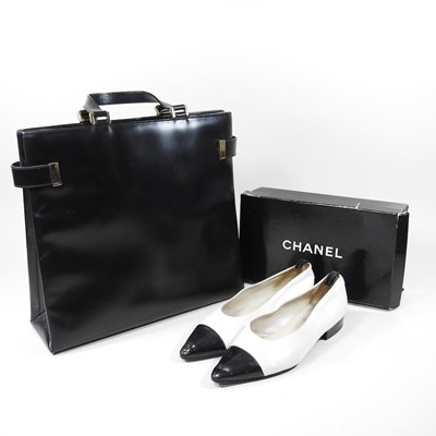 Lot 19 - A Gucci black leather tote handbag, with...