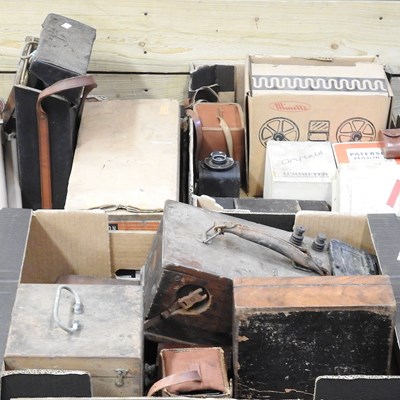 Lot 572 - A collection of vintage cameras and...