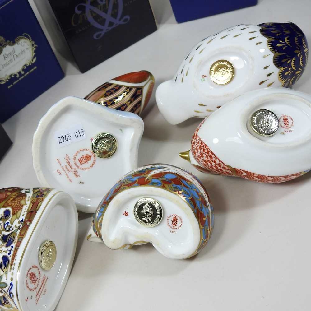 A ROYAL CROWN DERBY TROPICAL FISH - GUPPY WITH GOLD STOPPER