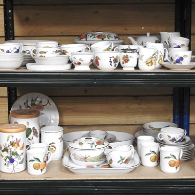 Lot 570 - A collection of Worcester Evesham pattern...