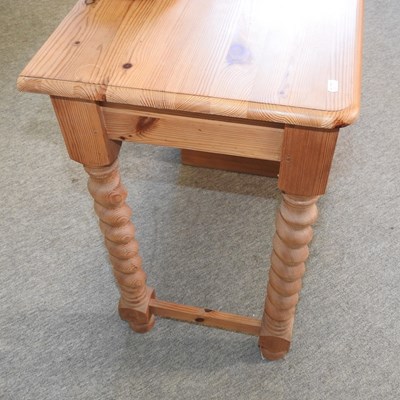 Lot 460 - A pine dressing table