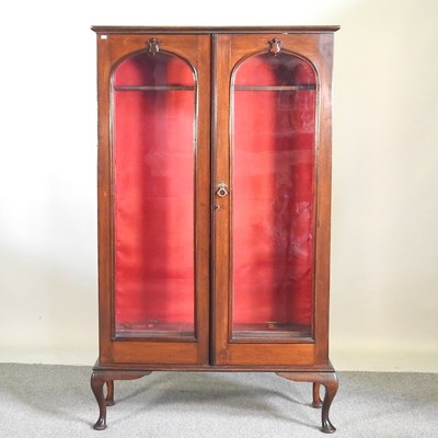 Lot 284 - An Edwardian gun cabinet, enclosed by a pair...