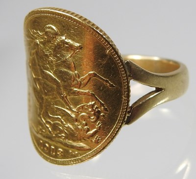 Lot 17 - An unmarked sovereign ring