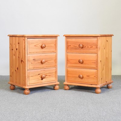 Lot 206 - A pair of modern bedside chests (2)