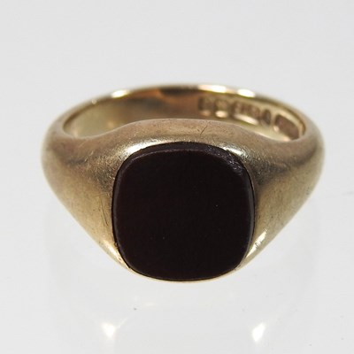 Lot 55 - A 9 carat gold gentleman's signet ring