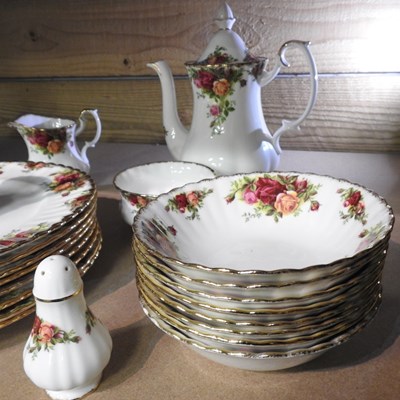 Lot 162 - A Royal Albert Old Country Roses pattern part...