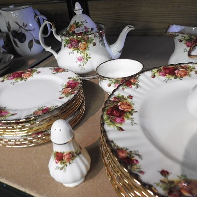 Lot 162 - A Royal Albert Old Country Roses pattern part...