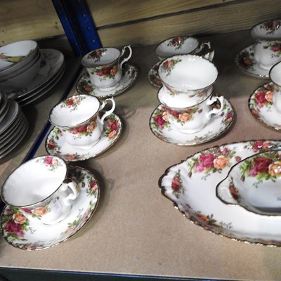 Lot 162 - A Royal Albert Old Country Roses pattern part...
