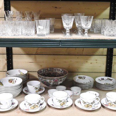 Lot 170 - A collection of Royal Worcester Evesham pattern tea and dinner wares
