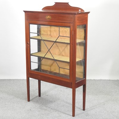 Lot 455 - An Edwardian mahogany and inlaid glazed display cabinet