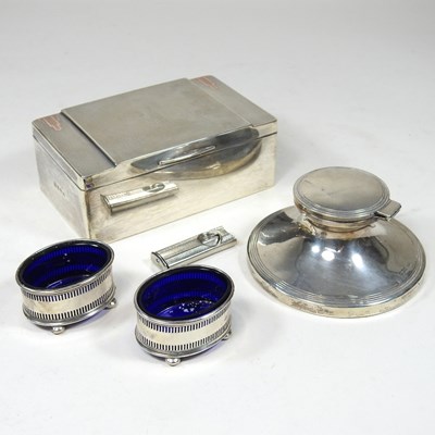 Lot 89 - A pair of early 20th century silver salts,...