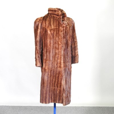 Lot 254 - A mid 20th century ladies fur coat