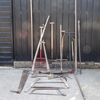 Lot 585 - A collection of gardening and hand tools