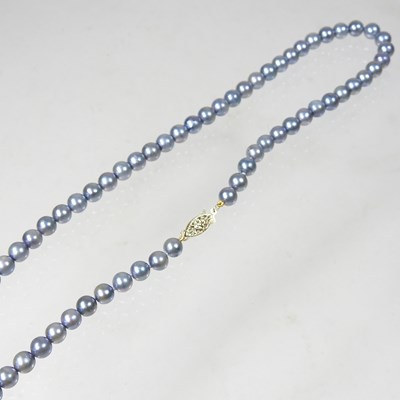 Lot 480 - A cultured grey pearl single strand bead...