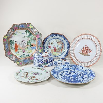 Lot 114 - An 18th century Chinese porcelain export dish,...