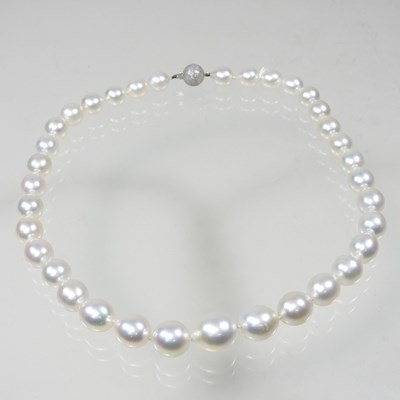 Lot 332 - A JKa cultured pearl single strand bead...