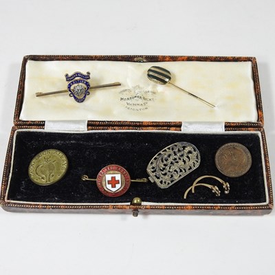 Lot 486 - An early 20th century enamelled tie pin,...