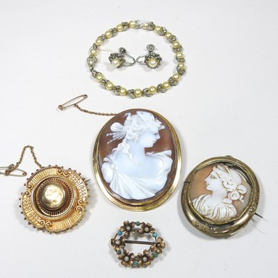 Lot 533 - A 19th century cameo shell brooch, of oval...