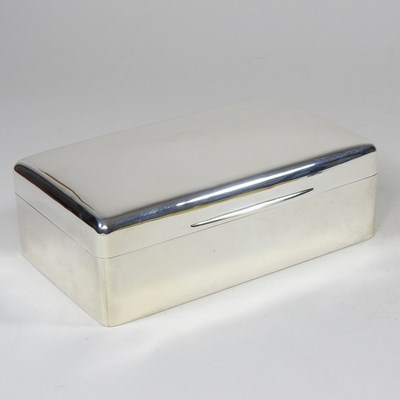 Lot 226 - A large Edwardian silver table cigarette box,...