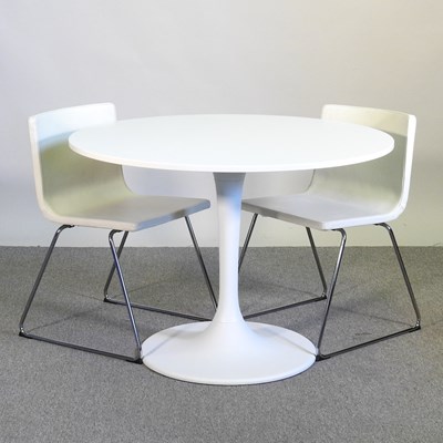 Lot 19 - An Eero Saarinen style white tulip design...